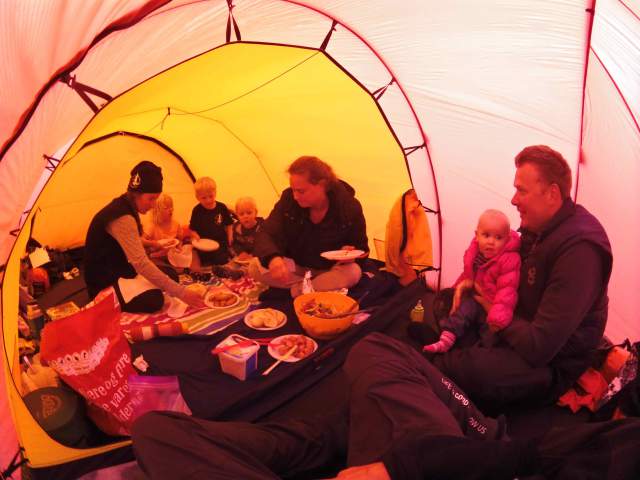 Og Stere, Thor, Linda og Rick kom med grillen og vi hyggede os / and Sterre, Thor, Linda and Rick, they came with the BBQ and we had a nice evening.