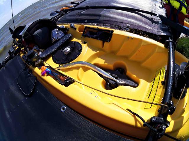 Nu har vi fisket lige siden København men vi skulle til Tyskland før vi fangede en fisk og den sprang selv op i kajakken. YES selv op i kajakken til Liva og Suzi :-) / We have been fishing sins Copenhagen, but the first fish we got was in Germany, and it jump in to the kayak by it self, YES by it self into Liva and Suzi kayak. :-)