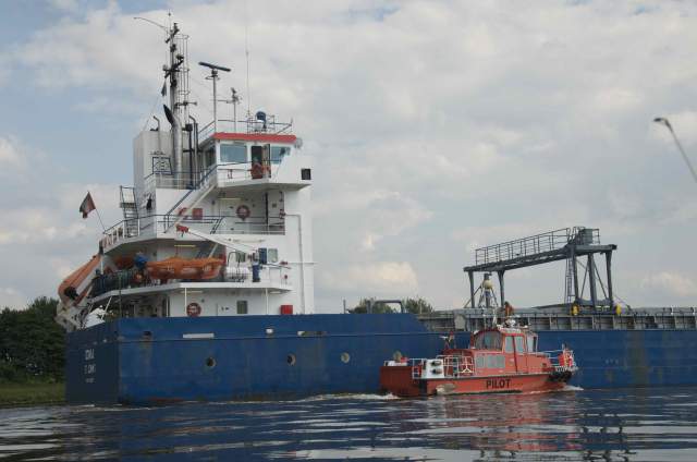 Vi så lodserne skifte halvvejs på kanalen / we saw the loads man chance halfway through the canal.