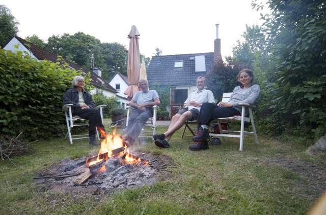 Hygge i baghaven, i baggrunden ser man deres sommerhus som ligger i baghaven til deres rigtige hus./ Cosy times in the backyard. Behind us you can see there summerhouse, with lays in the backyard of there house :-)